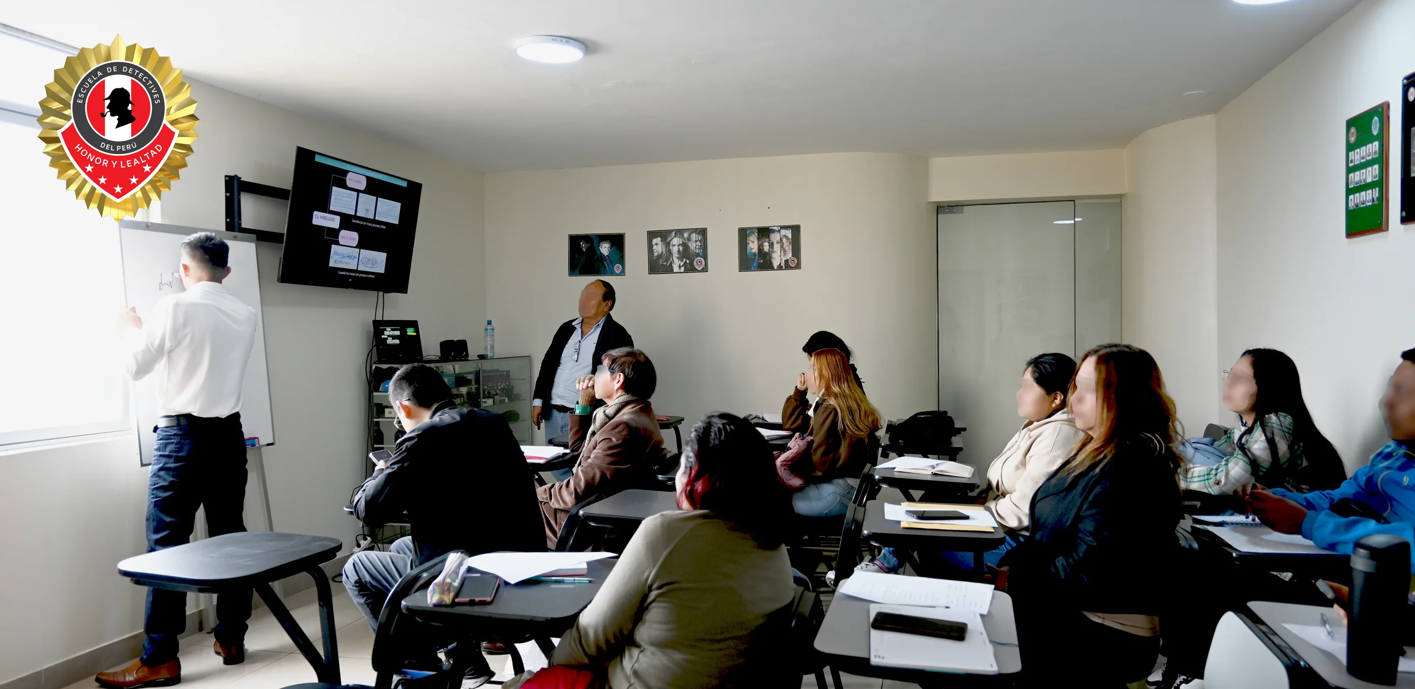 Clase en las aulas de la Escuela de Detectives Privados del Perú